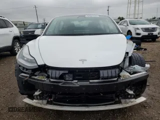 2020 Tesla Model 3 Long Range z VIN 5YJ3E1EB3LF667522, wystawiony jako Copart lot #57421145 z przebiegiem 77 821 mil mil oraz Szkoda całkowita • Salvage title. Historia ofert i sprzedaży dostępna na DreamBid. Obrazek 5.
