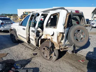 2005 Jeep Liberty Sport with VIN 1J4GK48KX5W679070, listed as a IAAI auction lot 41807899 with 157,726 mi miles. Bid and sale history available at carsss.com. Image 3.