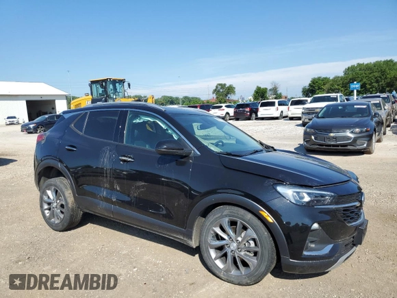 2021 Buick Encore GX Essence z VIN KL4MMGSL0MB153181, wystawiony jako Copart lot #62407445 z przebiegiem 50 864 mil mil oraz Szkoda całkowita • Salvage title. Historia ofert i sprzedaży dostępna na DreamBid. Obrazek 4.