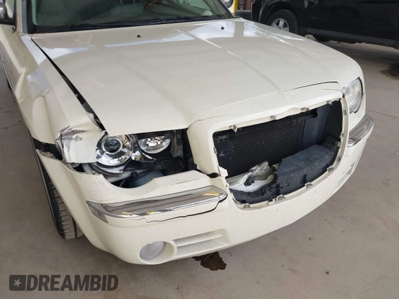 2008 Chrysler 300 C Hemi z VIN 2C3KA63HX8H208103, wystawiony jako IAAI lot #42082674 z przebiegiem 111 025 mil mil oraz . Historia ofert i sprzedaży dostępna na DreamBid. Obrazek 6.