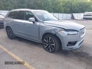 2024 Volvo XC90 Plus Bright Theme z VIN YV4062PE8R1150616, wystawiony jako IAAI lot #42513299 z przebiegiem 31 945 mil mil oraz . Historia ofert i sprzedaży dostępna na DreamBid. Obrazek 1.