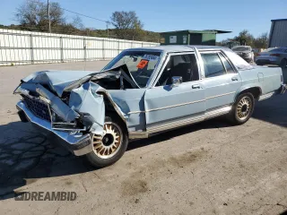 1986 Ford Crown Victoria z VIN 2FABP43F6GX185796, wystawiony jako Copart lot #76792484 z przebiegiem 54 041 mil mil oraz Szkody całkowita. Historia ofert i sprzedaży dostępna na DreamBid. Obrazek 1.
