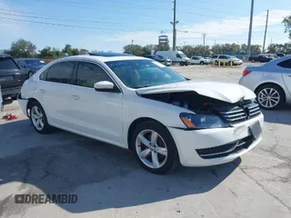 2013 Volkswagen Passat SE z VIN 1VWBP7A35DC001801, wystawiony jako IAAI lot #41335459 z przebiegiem 266 705 mil mil oraz . Historia ofert i sprzedaży dostępna na DreamBid. Obrazek 1.