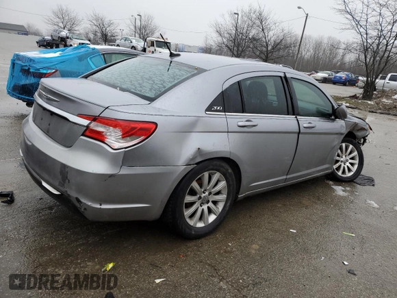 2013 Chrysler 200 Touring z VIN 1C3CCBBB2DN688904, wystawiony jako Copart lot #44463585 z przebiegiem 123 940 mil mil oraz Szkoda całkowita • Salvage title. Historia ofert i sprzedaży dostępna na DreamBid. Obrazek 3.