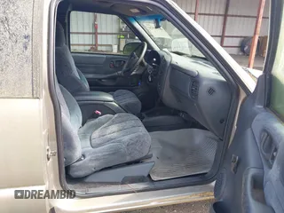2000 GMC Sonoma SLS with VIN 1GTDT19W6Y8197873, listed as a IAAI auction lot 42195920 with 118,061 mi miles and . Bid and sale history available at DreamBid. Image 8.