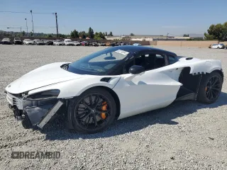 2023 McLaren Artura z VIN SBM16AEA8PW001339, wystawiony jako Copart lot #65218394 z przebiegiem 1954 mil mil oraz Szkody całkowita. Historia ofert i sprzedaży dostępna na DreamBid. Obrazek 1.