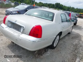 2004 Lincoln Town Car Ultimate z VIN 1LNHM83W64Y683461, wystawiony jako IAAI lot #42393678 z przebiegiem 145 841 mil mil oraz . Historia ofert i sprzedaży dostępna na DreamBid. Obrazek 4.