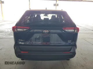 2022 Toyota RAV4 XLE z VIN 2T3P1RFV1NW290805, wystawiony jako Copart lot #62831595 z przebiegiem 61 392 mil mil oraz Szkoda całkowita • Salvage title. Historia ofert i sprzedaży dostępna na DreamBid. Obrazek 6.