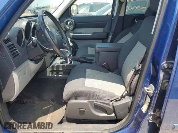 2010 Dodge Nitro SXT z VIN 1D4PU5GK4AW102426, wystawiony jako Copart lot #59491565 z przebiegiem 160 803 mil mil oraz Czysty tytuł • Clean title. Historia ofert i sprzedaży dostępna na DreamBid. Obrazek 7.