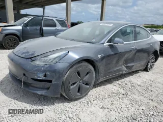 2019 Tesla Model 3 Mid Range z VIN 5YJ3E1EA4KF434741, wystawiony jako Copart lot #53857935 z przebiegiem Nie podano mil oraz Szkody całkowita. Historia ofert i sprzedaży dostępna na DreamBid. Obrazek 1.
