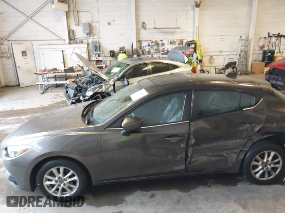2015 Mazda 3 i Grand Touring z VIN JM1BM1M70F1222597, wystawiony jako IAAI lot #41960987 z przebiegiem 40 841 mil mil oraz . Historia ofert i sprzedaży dostępna na DreamBid. Obrazek 14.