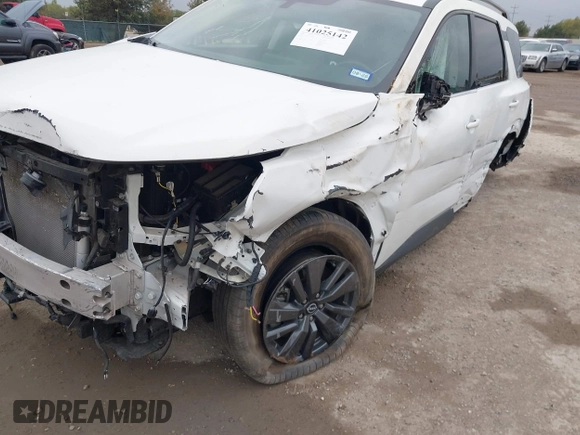 2023 Nissan Pathfinder SV z VIN 5N1DR3BC2PC251462, wystawiony jako IAAI lot #41025142 z przebiegiem 31 399 mil mil oraz . Historia ofert i sprzedaży dostępna na DreamBid. Obrazek 6.