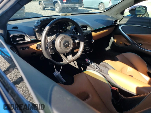 2023 McLaren Artura z VIN SBM16AEA2PW001739, wystawiony jako Copart lot #81910384 z przebiegiem 3871 mil mil oraz Szkody całkowita. Historia ofert i sprzedaży dostępna na DreamBid. Obrazek 8.