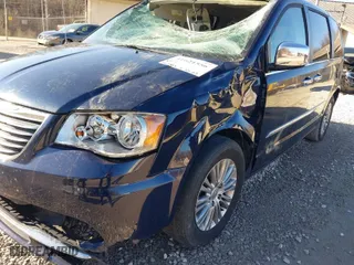 2015 Chrysler Town & Country Touring-L with VIN 2C4RC1CG3FR539305, listed as a IAAI auction lot 41621556 with 160,582 mi miles. Bid and sale history available at carsss.com. Image 6.