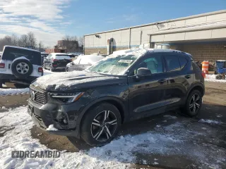 2023 Volvo XC40 Plus Dark Theme с VIN YV4L12UW2P2002235, выставлен на аукционе Copart как лот 44687865 с пробегом 34 559 миль миль и Списание • Salvage title. История ставок и продаж доступна на DreamBid. Изображение 1.