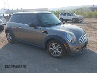2013 MINI Hardtop z VIN WMWSU3C56DT547362, wystawiony jako IAAI lot #42412836 z przebiegiem 124 468 mil mil oraz . Historia ofert i sprzedaży dostępna na DreamBid. Obrazek 1.