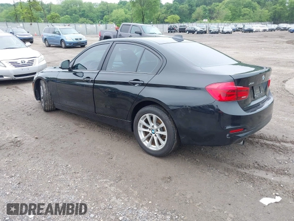 2018 BMW 3 Series 320i xDrive z VIN WBA8E5G59JNU46619, wystawiony jako IAAI lot #42279952 z przebiegiem 44 929 mil mil oraz . Historia ofert i sprzedaży dostępna na DreamBid. Obrazek 3.