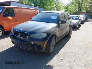 2012 BMW X5 35i z VIN 5UXZV4C5XCL744343, wystawiony jako IAAI lot #42134441 z przebiegiem 136 984 mil mil oraz . Historia ofert i sprzedaży dostępna na DreamBid. Obrazek 17.