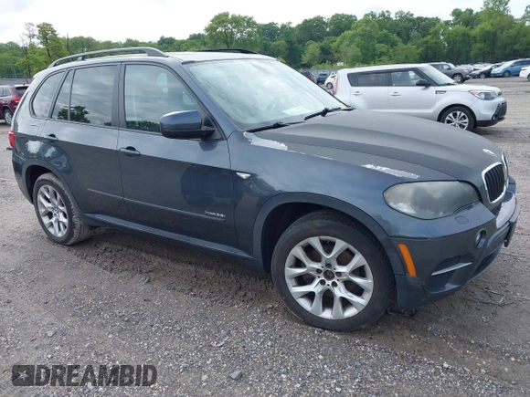 2011 BMW X5 35i z VIN 5UXZV4C57BL402606, wystawiony jako IAAI lot #42336940 z przebiegiem 163 224 mil mil oraz . Historia ofert i sprzedaży dostępna na DreamBid. Obrazek 1.