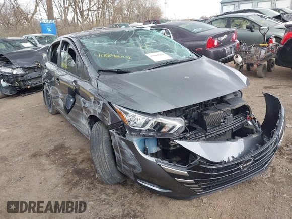 2023 Nissan Versa S z VIN 3N1CN8DV5PL861385, wystawiony jako IAAI lot #41884202 z przebiegiem 21 427 mil mil oraz . Historia ofert i sprzedaży dostępna na DreamBid. Obrazek 1.