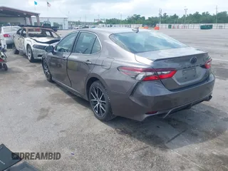 2022 Toyota Camry SE z VIN 4T1G11AK0NU057778, wystawiony jako IAAI lot #42094950 z przebiegiem 115 649 mil mil oraz . Historia ofert i sprzedaży dostępna na DreamBid. Obrazek 3.
