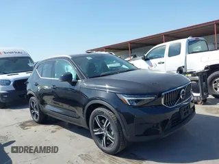 2025 Volvo XC40 Core Bright Theme z VIN YV4L12UJ1S2557593, wystawiony jako IAAI lot #42013569 z przebiegiem 1779 mil mil oraz . Historia ofert i sprzedaży dostępna na DreamBid. Obrazek 13.