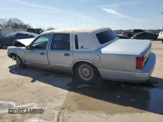 1997 Lincoln Town Car Signature z VIN 1LNLM82W2VY637722, wystawiony jako Copart lot #46865555 z przebiegiem Nie podano mil oraz Szkody całkowita. Historia ofert i sprzedaży dostępna na DreamBid. Obrazek 2.