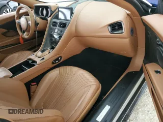 2020 Aston Martin DB11 z VIN SCFRMFCWXLGM09361, wystawiony jako Copart lot #74208744 z przebiegiem 10 972 mil mil oraz Szkody całkowita. Historia ofert i sprzedaży dostępna na DreamBid. Obrazek 8.