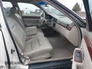 1999 Cadillac DeVille z VIN 1G6KD54Y5XU768072, wystawiony jako IAAI lot #41777526 z przebiegiem 88 662 mil mil oraz . Historia ofert i sprzedaży dostępna na DreamBid. Obrazek 5.