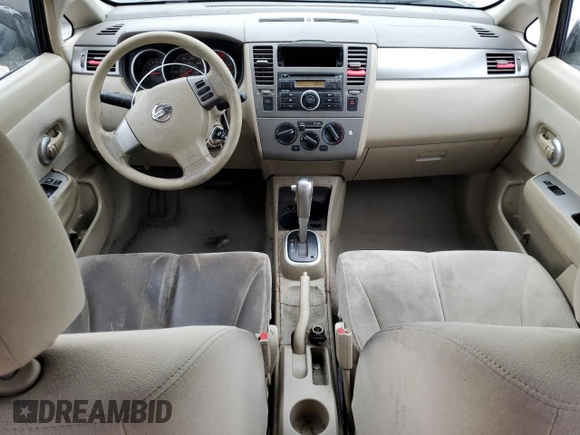 2009 Nissan Versa S z VIN 3N1BC13E19L447131, wystawiony jako Copart lot #54858845 z przebiegiem 190 029 mil mil oraz Nie do naprawy • Non repairable. Historia ofert i sprzedaży dostępna na DreamBid. Obrazek 8.