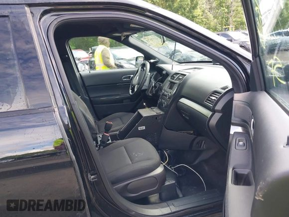 2018 Ford Police Interceptor Utility z VIN 1FM5K8AR4JGB93026, wystawiony jako IAAI lot #41975110 z przebiegiem 104 386 mil mil oraz . Historia ofert i sprzedaży dostępna na DreamBid. Obrazek 5.