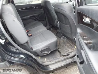 2019 Kia Sorento L with VIN 5XYPG4A31KG585811, listed as a IAAI auction lot 41531134 with 141,656 mi miles. Bid and sale history available at carsss.com. Image 8.