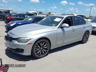 2013 BMW 3 Series 328i xDrive z VIN WBA3B3C56DF531025, wystawiony jako IAAI lot #42507909 z przebiegiem 97 331 mil mil oraz . Historia ofert i sprzedaży dostępna na DreamBid. Obrazek 2.