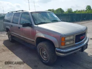 1999 GMC Suburban z VIN 3GKGK26J2XG505570, wystawiony jako IAAI lot #42358504 z przebiegiem 115 253 mil mil oraz . Historia ofert i sprzedaży dostępna na DreamBid. Obrazek 1.