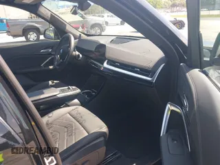 2025 BMW X1 xDrive28i z VIN WBX73EF05S5101750, wystawiony jako IAAI lot #42318885 z przebiegiem 13 923 mil mil oraz . Historia ofert i sprzedaży dostępna na DreamBid. Obrazek 5.
