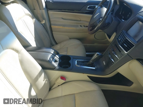 2014 Lincoln MKT EcoBoost z VIN 2LMHJ5ATXEBL53521, wystawiony jako IAAI lot #41581330 z przebiegiem 302 604 mil mil oraz . Historia ofert i sprzedaży dostępna na DreamBid. Obrazek 5.