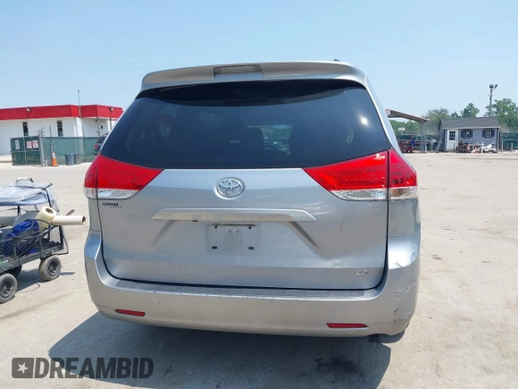2012 Toyota Sienna LE AAS z VIN 5TDKK3DC0CS210995, wystawiony jako IAAI lot #42439317 z przebiegiem 183 029 mil mil oraz . Historia ofert i sprzedaży dostępna na DreamBid. Obrazek 16.