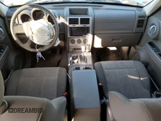 2008 Dodge Nitro SXT z VIN 1D8GU28K98W138540, wystawiony jako Copart lot #53465375 z przebiegiem 92 842 mil mil oraz Czysty tytuł • Clean title. Historia ofert i sprzedaży dostępna na DreamBid. Obrazek 8.
