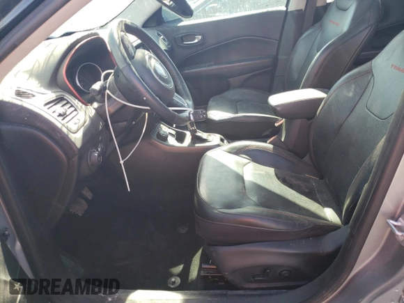 2019 Jeep Compass Trailhawk z VIN 3C4NJDDB7KT661987, wystawiony jako Copart lot #56064785 z przebiegiem Nie podano mil oraz Szkoda całkowita • Salvage title. Historia ofert i sprzedaży dostępna na DreamBid. Obrazek 7.