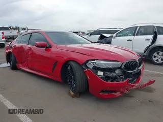 2022 BMW 8 Series M850i z VIN WBAGV8C04NCH90015, wystawiony jako IAAI lot #42020711 z przebiegiem 39 801 mil mil oraz . Historia ofert i sprzedaży dostępna na DreamBid. Obrazek 1.