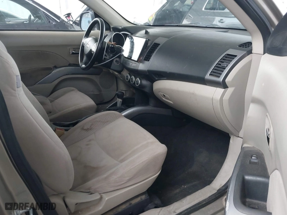 2008 Mitsubishi Outlander XLS with VIN JA4MS41X08Z011693, listed as a IAAI auction lot 42072843 with 288,760 mi miles. Bid and sale history available at carsss.com. Image 5.