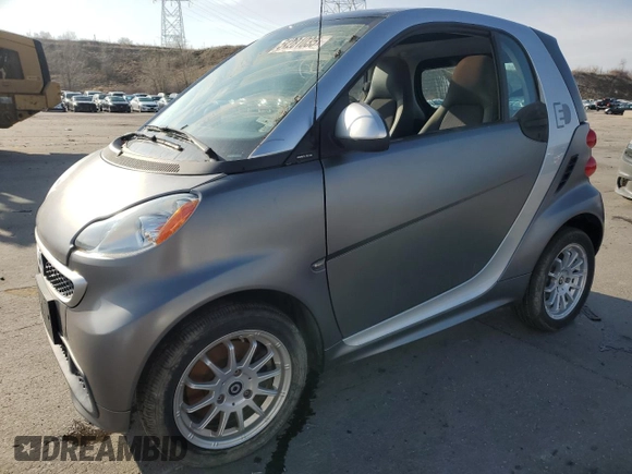 2013 Smart fortwo Passion z VIN WMEEJ9AA5DK673232, wystawiony jako Copart lot #51281035 z przebiegiem Nie podano mil oraz Tytuł czysty. Historia ofert i sprzedaży dostępna na DreamBid. Obrazek 1.