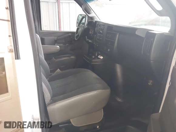 2019 GMC Savana Cargo z VIN 1GTW7AFG8K1304433, wystawiony jako IAAI lot #42219322 z przebiegiem 172 315 mil mil oraz . Historia ofert i sprzedaży dostępna na DreamBid. Obrazek 5.