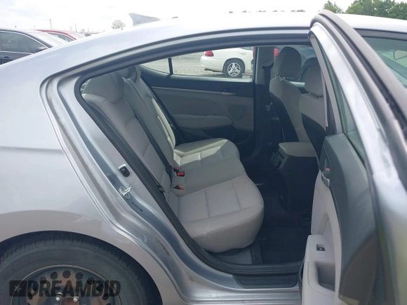 2017 Hyundai Elantra SE z VIN 5NPD74LF1HH105861, wystawiony jako IAAI lot #42120757 z przebiegiem 91 818 mil mil oraz . Historia ofert i sprzedaży dostępna na DreamBid. Obrazek 8.