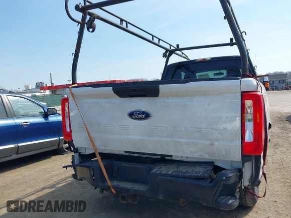 2011 Ford F-250 XL with VIN 1FT7X2B61BEA33568, listed as a IAAI auction lot 41692557 with 177,689 mi miles and . Bid and sale history available at DreamBid. Image 6.