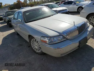 2004 Lincoln Town Car Ultimate z VIN 1LNHM83WX4Y607645, wystawiony jako Copart lot #72791093 z przebiegiem 172 917 mil mil oraz Szkody całkowita. Historia ofert i sprzedaży dostępna na DreamBid. Obrazek 4.