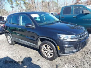 2013 Volkswagen Tiguan S z VIN WVGAV3AX9DW621478, wystawiony jako IAAI lot #41462944 z przebiegiem 195 703 mil mil oraz . Historia ofert i sprzedaży dostępna na DreamBid. Obrazek 1.