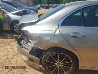 2019 Mercedes-Benz C 300 z VIN 55SWF8DB8KU308975, wystawiony jako IAAI lot #42144543 z przebiegiem 23 566 mil mil oraz . Historia ofert i sprzedaży dostępna na DreamBid. Obrazek 6.