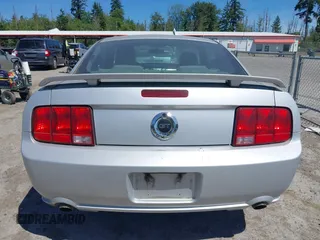 2006 Ford Mustang GT Deluxe z VIN 1ZVHT82H065175045, wystawiony jako IAAI lot #42446022 z przebiegiem 144 165 mil mil oraz . Historia ofert i sprzedaży dostępna na DreamBid. Obrazek 16.