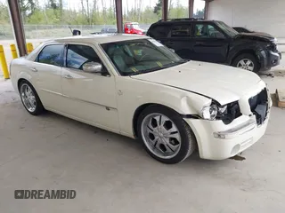 2008 Chrysler 300 C Hemi z VIN 2C3KA63HX8H208103, wystawiony jako IAAI lot #42082674 z przebiegiem 111 025 mil mil oraz . Historia ofert i sprzedaży dostępna na DreamBid. Obrazek 1.